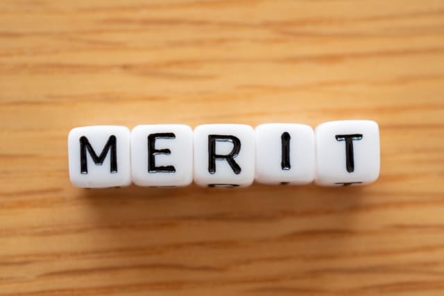 MERITと書かれた白いブロック