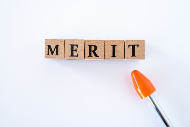 MERITと書かれた木製のブロック