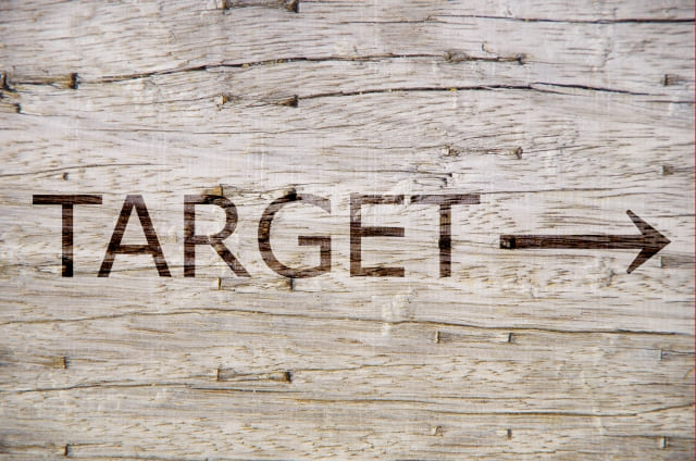 TARGETと書かれた木の板